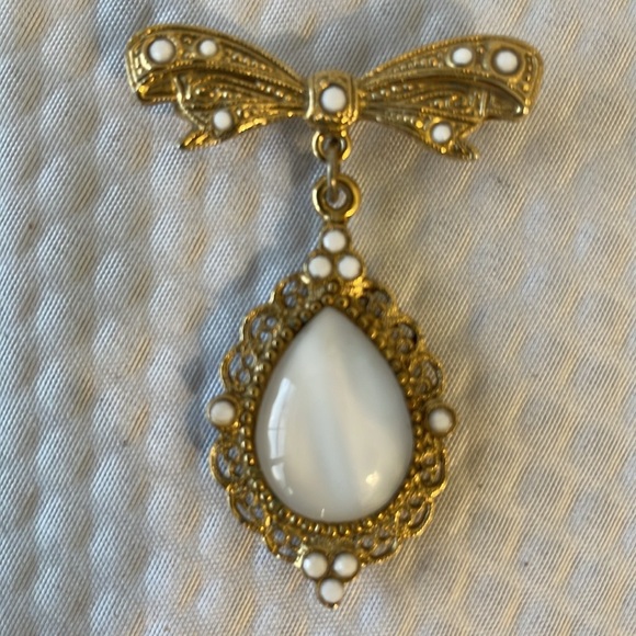 Vintage Gold Tone Oval Dangle Brooch with center white glass stone. 1.75. x 1.25 - Picture 2 of 6